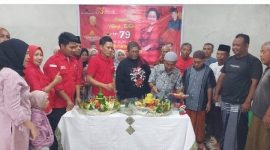 Tokoh masyarakat, agama, adat, dan pemuda bersama pengurus PDIP Lombok Timur memotong tumpeng merayakan HUT ke-79 Megawati Soekarnoputri di Desa Rumbuk, Jumat 23 Januari 2026. (Foto: Lombokini.com/PDIP Lotim).