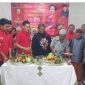 Tokoh masyarakat, agama, adat, dan pemuda bersama pengurus PDIP Lombok Timur memotong tumpeng merayakan HUT ke-79 Megawati Soekarnoputri di Desa Rumbuk, Jumat 23 Januari 2026. (Foto: Lombokini.com/PDIP Lotim).