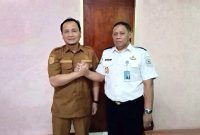 Kepala Dinas Pertanian Lombok Timur Lalu Fathul Kasturi (kanan) bersalaman dengan Kalapas Kelas IIB Selong Sudirman usai membahas kerjasama dukungan pertanian untuk program pembinaan warga binaan, Selasa 13 Januari 2025. (Foto: Lombokini.com).