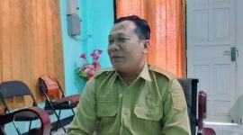 Kepala Dinas Kependudukan dan Pencatatan Sipil (Dukcapil) Lombok Timur, Farihin, menerangkan soal kelangkaan blangko KTP-el di ruang kerjanya, Selasa 27 Januari 2026. (Foto: Lombokini.com).