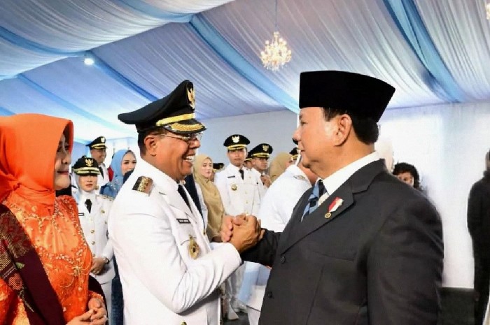 Bupati Lombok Timur Haerul Warisin menyalami Presiden Prabowo Subianto usai pelantikan serentak kepala daerah se-Indonesia masa jabatan 2025-2030 di Istana Kepresidenan Jakarta, Kamis 20 Februari 2025. (Foto: BPMI Setpres).
