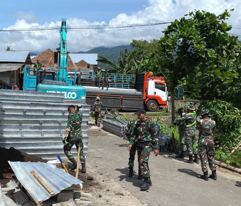 Pemkab Lombk Timur dan Kodam IX/Udayana Pasang Jembatan Bailey Pulihkan Akses di Suela. (Foto: 