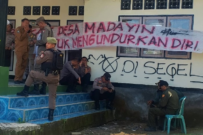 Warga Segel Kantor Desa Madayin, Tuntut Kades Mundur. (Foto: Lombokini.com).