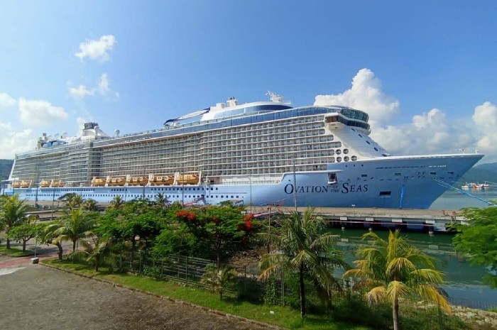 Kapal Pesiar Terbesar Sandar Perdana di Lombok, Bawa 4.684 Wisatawan. (Foto: Lombokini.com/Asman).