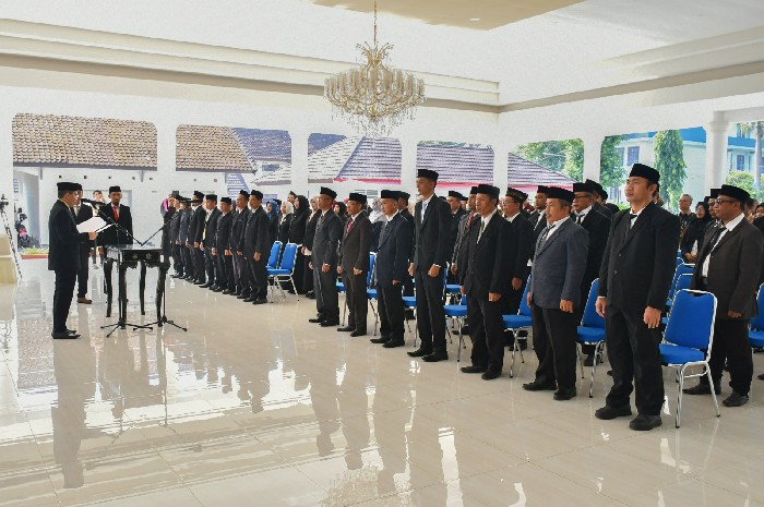 Wakil Bupati Lombok Timur Moh. Edwin Hadiwijaya melantik 69 pejabat, termasuk sejumlah kepala Puskesmas di Aula Pendopo Bupati, Senin 30 Januari 2026. (Foto: Lombokini.com).