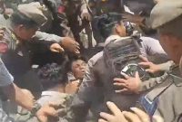 Seorang pengunjuk rasa dari Aliansi Peduli Pariwisata Lombok Timur mengalami luka berdarah di pelipis setelah terkena lemparan benda dari oknum aparat keamanan dalam aksi unjuk rasa di depan Kantor Bupati Lombok Timur, Senin 20 Januari 2026. (Foto: Lombokini.com/Tangkapan Layar).