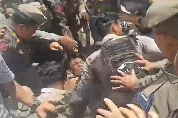 Seorang pengunjuk rasa dari Aliansi Peduli Pariwisata Lombok Timur mengalami luka berdarah di pelipis setelah terkena lemparan benda dari oknum aparat keamanan dalam aksi unjuk rasa di depan Kantor Bupati Lombok Timur, Senin 20 Januari 2026. (Foto: Lombokini.com/Tangkapan Layar).