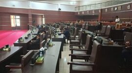 Kursi Kosong Mendominasi Rapat Paripurna DPRD Lombok Timur. (Foto: Lombokini.com).