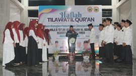 Ustaz Ahmad Asdaruddin, S.Sos., Ketua Dewan Pembina, melantik pengurus baru Majlis Ta'lim Darunnajah al-Irsyadi Mamben periode 1447-1449 H dalam acara yang digelar pada Ahad, 25 Januari 2026. (Foto: Lombokini.com).
