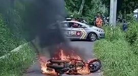 Suasana lokasi kejadian pencurian di Desa Mekarsari, Kecamatan Suela, Lombok Timur, yang berujung penghajaran dan pembakaran motor oleh warga. (Foto: Lombokini.com/Polsek Suela)