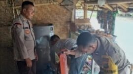 Polisi Sita Ratusan Botol Miras di Pantai Labuhan Haji. (Foto: Lombokini.com).