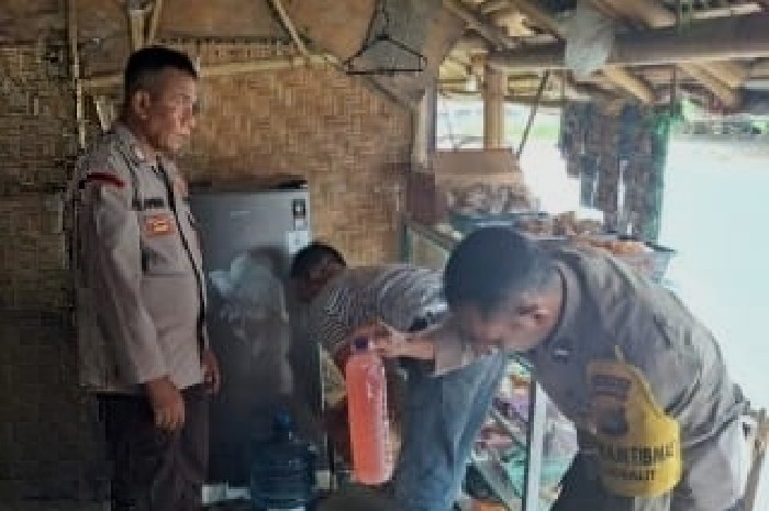 Polisi Sita Ratusan Botol Miras di Pantai Labuhan Haji. (Foto: Lombokini.com).