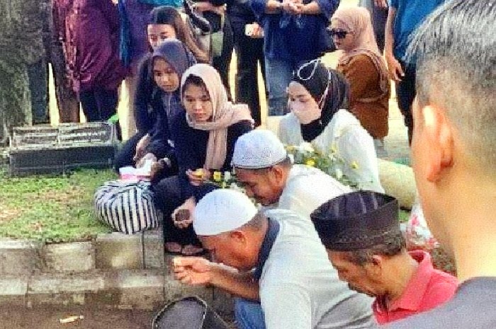 Nindi Febrian (tengah, baju hitam) mengungkapkan kesedihan setelah ibunya, Yeni Rudi Astuti, diduga dibunuh oleh kakak kandungnya, Bara Primario. (Foto: Lombokini.com/Asman).