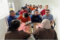 Lima tersangka kasus pembunuhan Brigadir Esco tiba di Kejari Mataram untuk diserahkan secara resmi, Selasa 13 Januari 2026. (Foto: Lombokini.com/Asman).