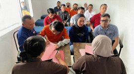 Lima tersangka kasus pembunuhan Brigadir Esco tiba di Kejari Mataram untuk diserahkan secara resmi, Selasa 13 Januari 2026. (Foto: Lombokini.com/Asman).