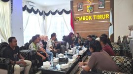 Suasana pertemuan antara Aliansi Peduli Pariwisata (APIPI) Lombok Timur dengan Bupati Haerul Warisin di Pendopo Bupati, Jumat 23 Januari 2026. Pertemuan ini gagal mencapai titik temu, mendorong APIPI menggelar aksi besar jilid III. (Foto: Lombokini.com).