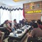 Suasana pertemuan antara Aliansi Peduli Pariwisata (APIPI) Lombok Timur dengan Bupati Haerul Warisin di Pendopo Bupati, Jumat 23 Januari 2026. Pertemuan ini gagal mencapai titik temu, mendorong APIPI menggelar aksi besar jilid III. (Foto: Lombokini.com).