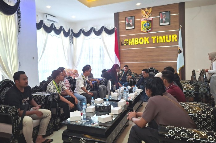 Suasana pertemuan antara Aliansi Peduli Pariwisata (APIPI) Lombok Timur dengan Bupati Haerul Warisin di Pendopo Bupati, Jumat 23 Januari 2026. Pertemuan ini gagal mencapai titik temu, mendorong APIPI menggelar aksi besar jilid III. (Foto: Lombokini.com).