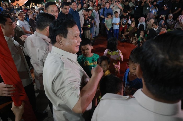 Presiden Prabowo menyambut tahun baru bersama warga pengungsian di Tapanuli Selatan, Rabu 31 Desember 2025. (Foto: Lombokini.com/Asman).