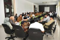 Anggota DPRD dan Pemkab Lombok Timur mengevaluasi satu tahun Program Makanan Gratis (MBG), Senin 19 Januari 2026. (Foto: Lombokini.com).