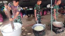 Di Lokasi Bencana TNI Serba Bisa: Bersihkan Rumah, Cat Masjid, Memasak hingga Jadi Tenaga Medis. (Foto: Lombokini.com).
