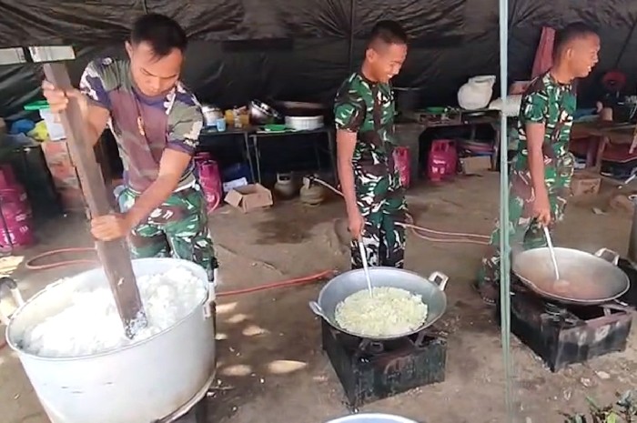 Di Lokasi Bencana TNI Serba Bisa: Bersihkan Rumah, Cat Masjid, Memasak hingga Jadi Tenaga Medis. (Foto: Lombokini.com).
