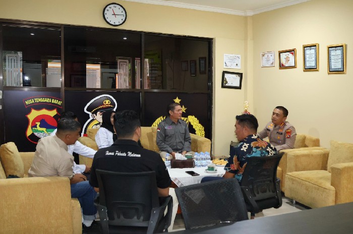 Ketua SMSI NTB H. Abdus Syukur (kanan) dan Kapolresta Mataram Kombes Pol. Hendro Purwoko (kiri) berdialog dalam pertemuan harmonisasi media dan kepolisian, Jumat 9 Januari 2026. (Foto: Lombokini.com/SMSI NTB).