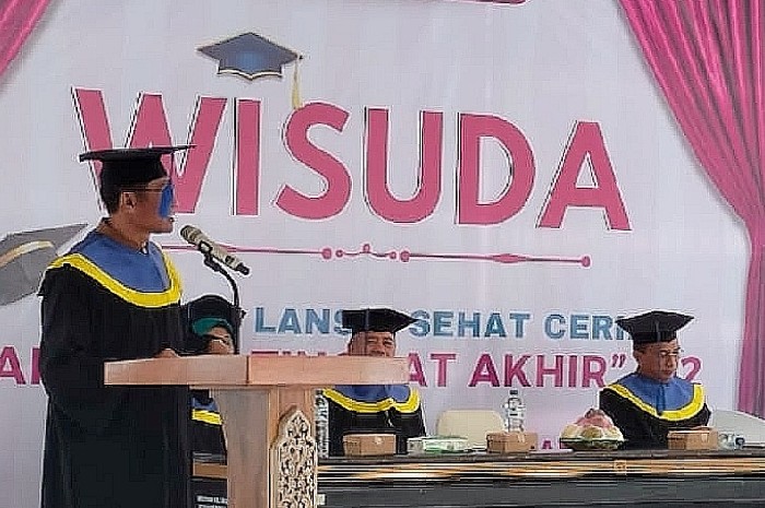 54 lansia meraih wisuda dari Sekolah Lansia Lombok Timur melalui program berjenjang yang fokus pada penguatan keterampilan dan ekonomi, Senin 12 Januari 2026 di Pendopo Bupati. (Foto: Lombokini.com).