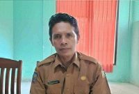 Kepala Bidang Pemberdayaan UMKM Diskop UKM Lombok Timur, Zulkarnain, menjelaskan kebijakan perbaikan data rekening bagi penerima bantuan di ruang kerjanya, Jumat 9 Januari 2026. (Foto: Lombokini.com).