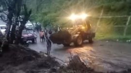 Longsor Blokir Total Jalur Wisata Pusuk Sembalun, Alat Berat Dikerahkan. (Foto: Lombokini.com/Tangkapan Layar).