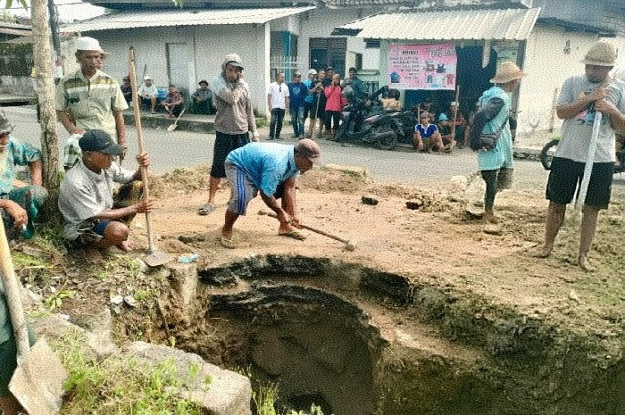 Warga Lombok Timur membongkar paksa jalan provinsi di Batu Belek, Ahad 15 Februari 2026, akibat saluran irigasi tersumbat. (Foto: Lombokini.com).