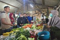 Tim Saber Bapanas temukan cabai rawit dan Minyakita dijual di atas HET saat memantau harga pangan di Pasar Pancor dan Paok Motong, Lombok Timur, Jumat 27 Februari 2026. (Foto: Lombokini.com).