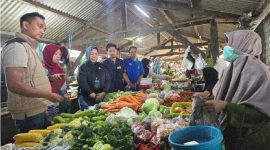 Tim Saber Bapanas temukan cabai rawit dan Minyakita dijual di atas HET saat memantau harga pangan di Pasar Pancor dan Paok Motong, Lombok Timur, Jumat 27 Februari 2026. (Foto: Lombokini.com).