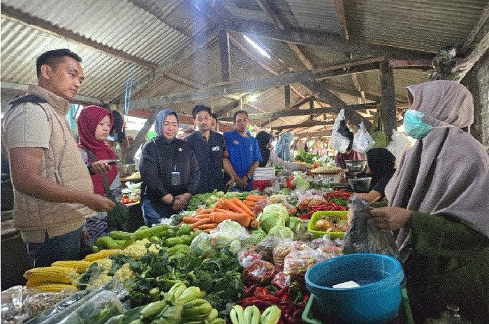 Tim Saber Bapanas temukan cabai rawit dan Minyakita dijual di atas HET saat memantau harga pangan di Pasar Pancor dan Paok Motong, Lombok Timur, Jumat 27 Februari 2026. (Foto: Lombokini.com).