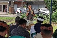 Ketua Umum DPP Laskar Sasak, Lalu Muhammad Ali Sadikin alias Miq Denta, memimpin rapat atau memberikan pengarahan kepada anggota organisasi dalam sebuah pertemuan beberapa waktu lalu. (Foto: Lombokini.com).