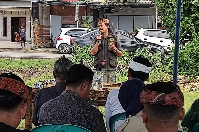 Ketua Umum DPP Laskar Sasak, Lalu Muhammad Ali Sadikin alias Miq Denta, memimpin rapat atau memberikan pengarahan kepada anggota organisasi dalam sebuah pertemuan beberapa waktu lalu. (Foto: Lombokini.com).