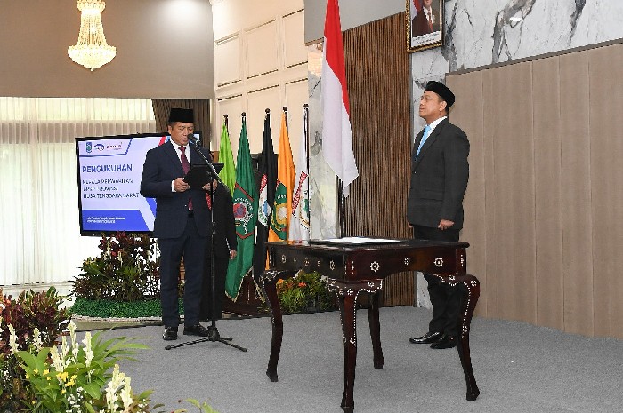 Gubernur NTB Lalu Muhammad Iqbal mengukuhkan Adrian Puspawijaya sebagai Kepala BPKP Provinsi NTB yang baru di Pendopo Gubernur NTB, Selasa 10 Februari 2026. (Foto: Lombokini.com).