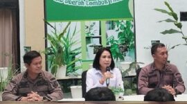 Kepala Kejaksaan Negeri Lombok Timur I Gusti Ayu Agung Fitria Chandrawati (tengah) memberikan keterangan pers di kantornya pada Kamis 5 Februari 2026. (Foto: Lombokini.com).