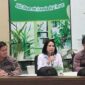 Kepala Kejaksaan Negeri Lombok Timur I Gusti Ayu Agung Fitria Chandrawati (tengah) memberikan keterangan pers di kantornya pada Kamis 5 Februari 2026. (Foto: Lombokini.com).