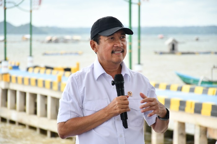 Menteri Kelautan dan Perikanan Sakti Wahyu Trenggono meninjau Kampung Nelayan Merah Putih di Ekas Buana, Jerowaru, Lombok Timur, Jumat 27 Februari 2026. (Foto: Lombokini.com).
