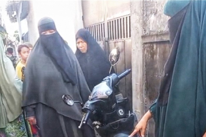 Pelaku penganiayaan, Mama Salsa (36), 
 asal Desa Kembang Kerang Daya (mengenakan cadar) saat mendatangi rumah korban di Dusun Bagik Nyaka Utara, Desa Bagik Nyaka Santri Kecamatan Aikmel, Lombok Timur, Rabu 4 Februari 2026. (Foto: Lombokini.com/Tangkapan Layar).