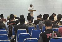 Bupati Lombok Timur Haerul Warisin menyampaikan pidato saat buka puasa bersama insan media di Pendopo Bupati, Kamis 12 Maret 2026. Ia meminta wartawan tetap kritis mengawal pembangunan meski telah menjalin hubungan baik dengan pemerintah. (Foto: Lombokini.com).