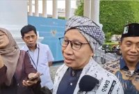 Buya Yahya ajak masyarakat doakan Presiden Prabowo usai buka puasa bersama di Istana Negara, Jakarta, Kamis 5 Maret 2026. Ulama kharismatik itu minta dukungan moral dan doa agar presiden kuat jalankan amanah. (Foto: Lombokini.com/Muhammad Asman).