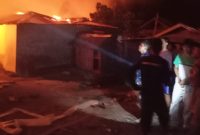 Petugas damkar tewas tersengat listrik saat memadamkan api yang melahap permukiman warga di Sumbawa, Ahad 22 Maret 2026 dini hari.
(Foto: Lombokini.com/Hari)