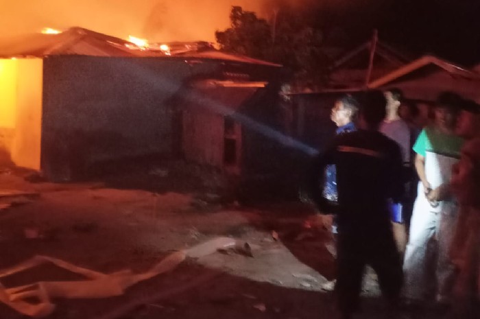 Petugas damkar tewas tersengat listrik saat memadamkan api yang melahap permukiman warga di Sumbawa, Ahad 22 Maret 2026 dini hari.
(Foto: Lombokini.com/Hari)