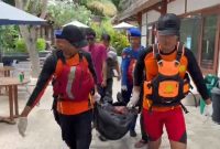 Tim SAR gabungan mengevakuasi jenazah penyelam asal Inggris, Robert Peter Ladd, dari perairan Gili Air, Lombok Utara, Selasa 24 Maret 2026. (Foto: Lombokini.com/Harianto).