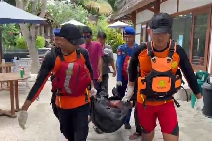 Tim SAR gabungan mengevakuasi jenazah penyelam asal Inggris, Robert Peter Ladd, dari perairan Gili Air, Lombok Utara, Selasa 24 Maret 2026. (Foto: Lombokini.com/Harianto).