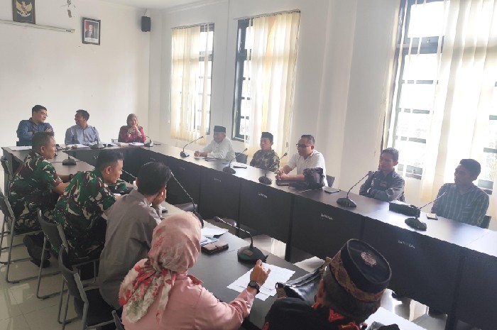 Dekopinda Lombok Timur bersama perwakilan Koperasi Desa Merah Putih menggelar hearing dengan Komisi III DPRD Lombok Timur, Jumat 6 Maret 2026. (Foto: Lombokini.com).