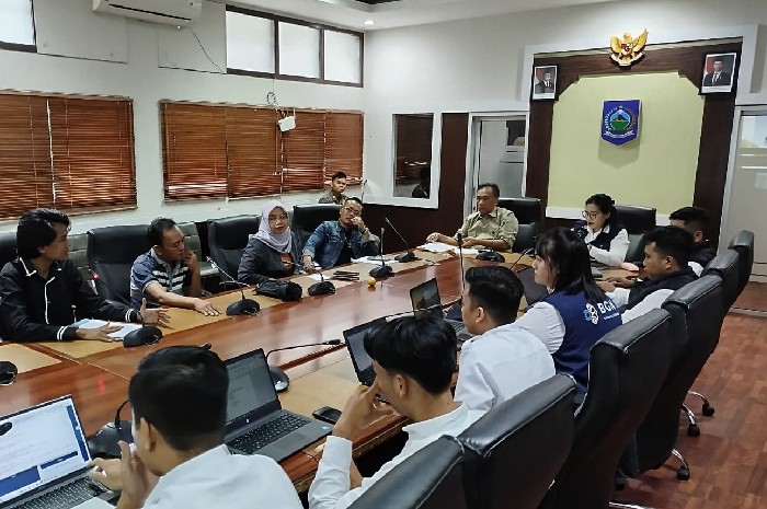 Perwakilan mahasiswa dan LSM menyampaikan aspirasi saat hearing bersama Kepala Satgas SPPG NTB Fathul Ghani (Asisten 1 Pemprop NTB). (Foto: Lombokini.com).