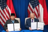 Presiden RI Prabowo Subianto (kanan) dan Presiden AS Donald Trump (kiri) menunjukkan dokumen perjanjian perdagangan ART. (Foto: Lombokini.com/Setneg.go.id).